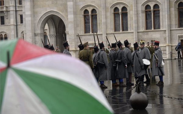 Március 15. - Felvonták a nemzeti lobogót az Országház előtt