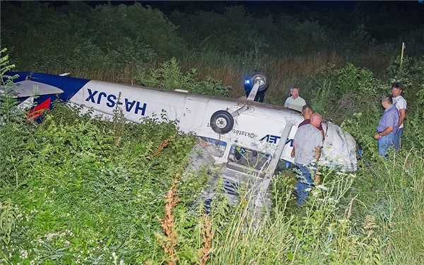 Túlfutott egy gép a Farkashegyi repülőtéren, ketten megsérültek