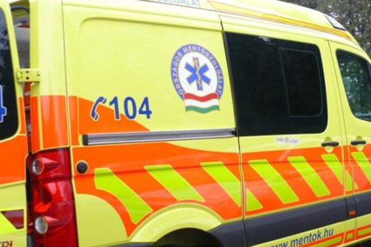 Hat autó ütközött a fővárosban, öt gyereket kórházba vittek